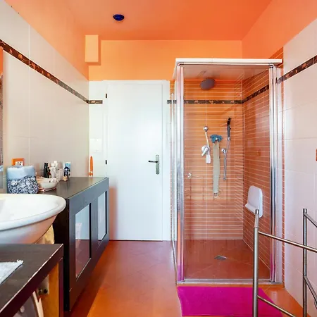 Re 1 Apartment *
