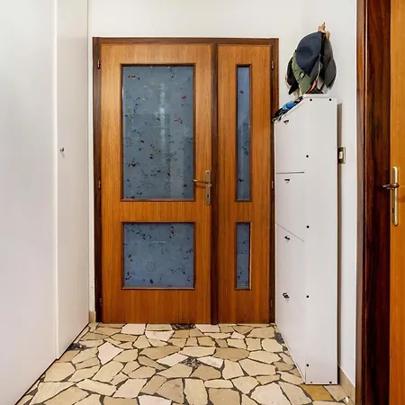 Re 1 Apartment